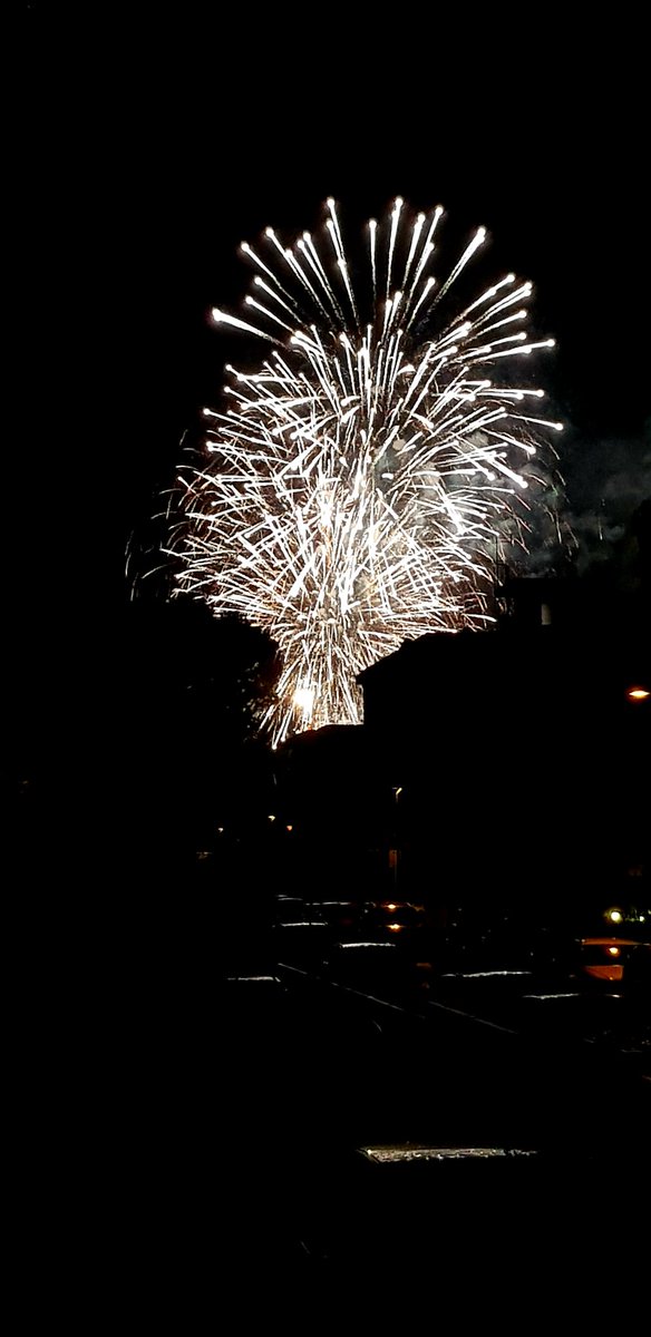 anboemo's tweet photo. .@FVGlive  -

#isola di #GRADO #island - 

I #fuochi d'#artificio di un #ferragosto coi botti: tantissima gente ha riempito alberghi campeggi ristoranti gelaterie e naturalmente spiagge - 

@mariacr28250504
@marina52182 @SuttoraM @SaraSanson67 @CiriSince1978 - @azzur_farfalla https://t.co/yQXlPnh6cu