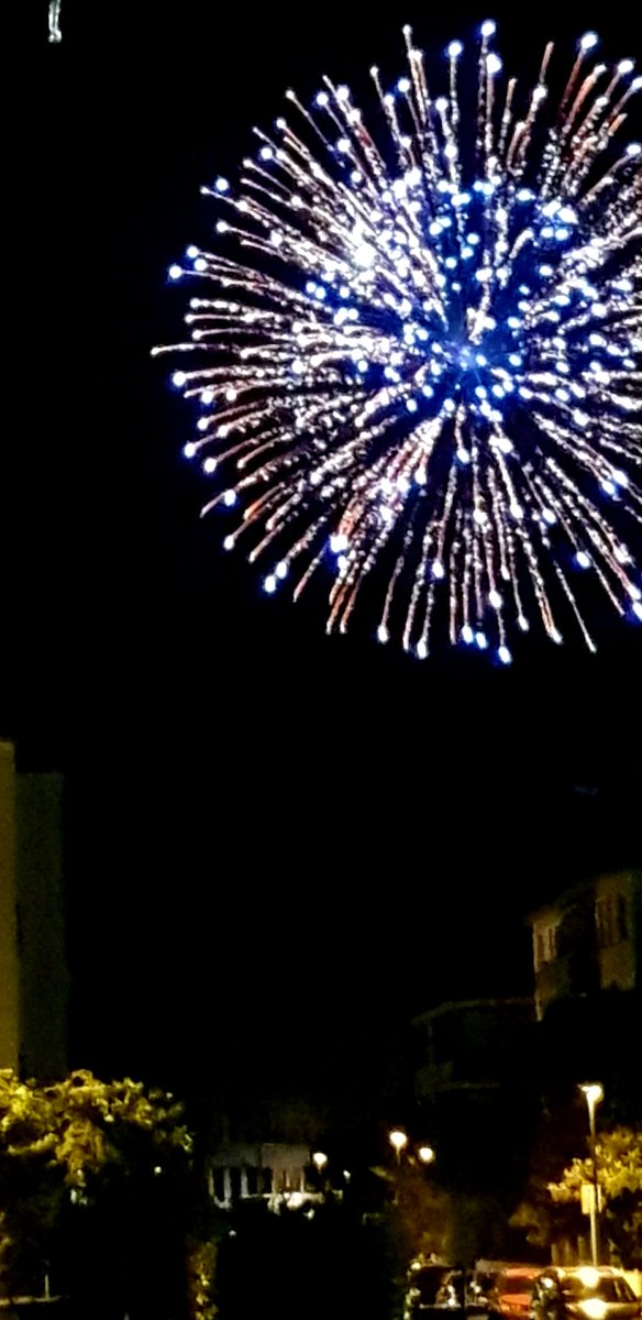 anboemo's tweet photo. .@FVGlive  -

#isola di #GRADO #island - 

I #fuochi d'#artificio di un #ferragosto coi botti: tantissima gente ha riempito alberghi campeggi ristoranti gelaterie e naturalmente spiagge - 

@mariacr28250504
@marina52182 @SuttoraM @SaraSanson67 @CiriSince1978 - @azzur_farfalla https://t.co/yQXlPnh6cu