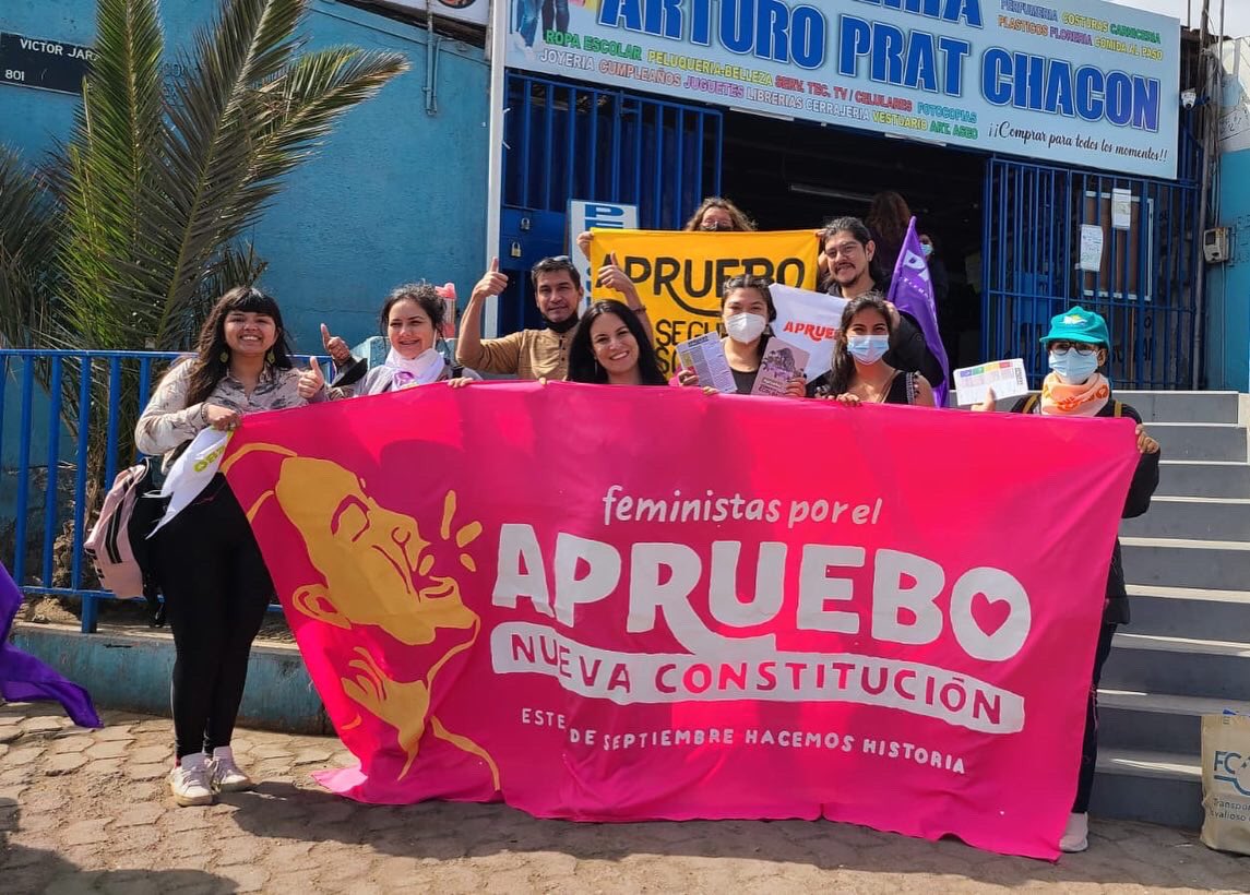 RoyoManuela's tweet photo. Hermosa jornada en el norte grande 😍🔥! Junto a @criordor, @CaroVilchesF y @BailapikachuO hemos entregado más de 300 textos de la nueva Constitución y hemos recorrido #Antofagasta informando sobre la importancia de aprobar el 4 de septiembre!

Por el agua #AprueboDeSalida 💧✊🏾 https://t.co/swOALt27Au