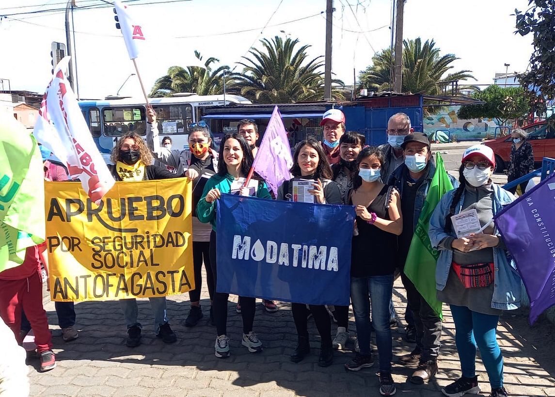 RoyoManuela's tweet photo. Hermosa jornada en el norte grande 😍🔥! Junto a @criordor, @CaroVilchesF y @BailapikachuO hemos entregado más de 300 textos de la nueva Constitución y hemos recorrido #Antofagasta informando sobre la importancia de aprobar el 4 de septiembre!

Por el agua #AprueboDeSalida 💧✊🏾 https://t.co/swOALt27Au