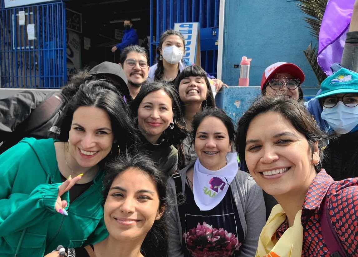 RoyoManuela's tweet photo. Hermosa jornada en el norte grande 😍🔥! Junto a @criordor, @CaroVilchesF y @BailapikachuO hemos entregado más de 300 textos de la nueva Constitución y hemos recorrido #Antofagasta informando sobre la importancia de aprobar el 4 de septiembre!

Por el agua #AprueboDeSalida 💧✊🏾 https://t.co/swOALt27Au