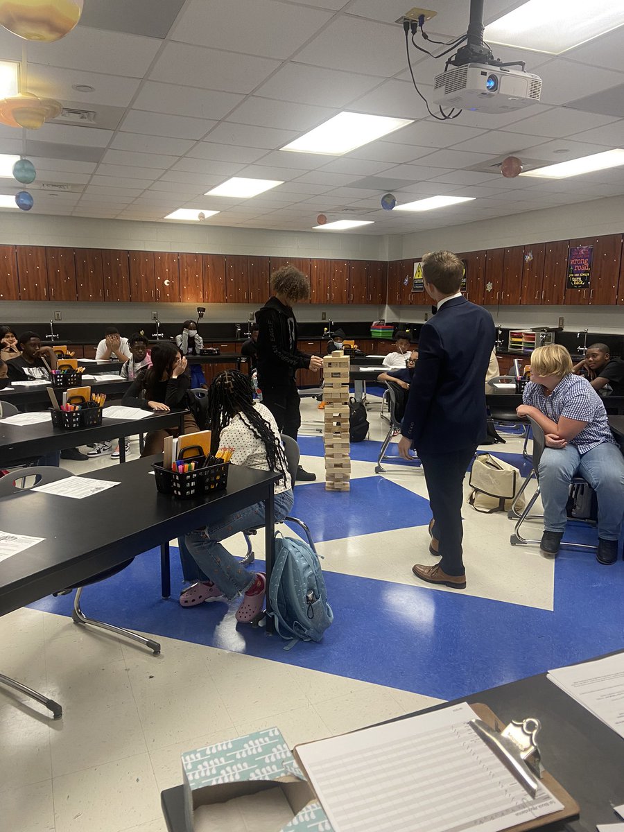 PrincipalDucker's tweet photo. Today was a great first day! #MissedOurKids #WelcomeBackSharks #SedgeStrong https://t.co/srwMNOMaDQ