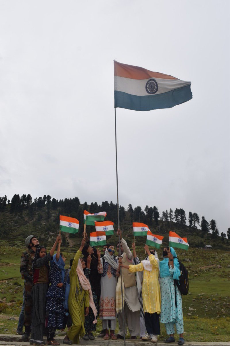 aarav_sangwan's tweet photo. #IndianArmy celebrating #IndependenceDay2022 with full zeal &amp; enthusiasm with the locals.       #ChinarCorps #adgpi #NorthernCommand https://t.co/8RfeeKtqR4