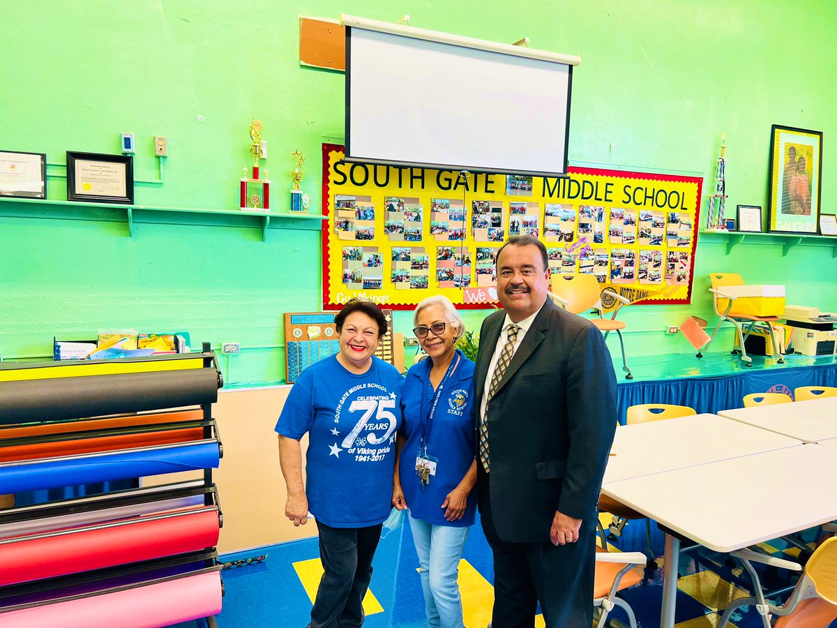 LASchoolsEast's tweet photo. First Day of School visit at #SouthGateMiddleSchool with Principal Sal Torres and parent leaders. Wishing students, families, staff, and our school communities a safe, productive and successful school year. #WelcomeBackToSchool #IBelieveInLAUSD #CommittedToStudentSuccess https://t.co/FzqRyJJ2Vg