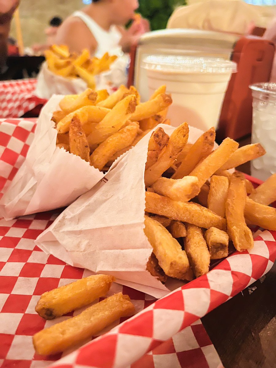 PrideOfAtlantis's tweet photo. Getting some burger fix at @SmallCheval ! @sublimeprei 🍔🍟 #SmallCheval #AuCheval https://t.co/1P2224dhiQ