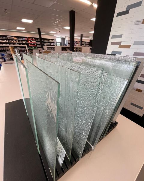 Wist u dat we bij Verhoeven ook glas hebben? Groot assortiment in soorten en diktes, en (enkellaags) glas kan doorgaans meteen voor u op maat gesneden worden.