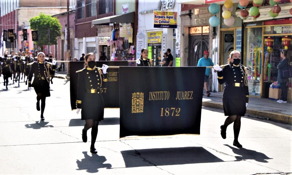 #UJEDInforma En el marco del 166 Aniversario de la fundación del #ColegioCivil y 65 Aniversario de #UJED, por primera vez los grupos cívicos de 19 unidades académicas se reúnen para realizar una #MarchaUniversitaria y ser recibidos por el rector Rubén Solís Ríos. (1/2)