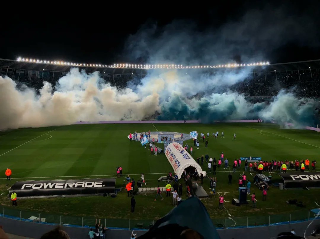 FilialesRacing's tweet photo. Fuegos artificiales 
Humo 
Telón 

Uno de los mejores recibimientos de la historia🎉🎊

@RacingClub 🤍💙 https://t.co/zdyhdcOe9F