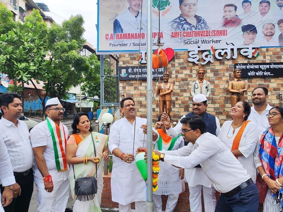 Sandeep97010265's tweet photo. महाराष्ट्र नवनिर्माण सेना मिरा भाईंदर शहर

भारताचा ७५ वा #अमृतमहोत्सवी #स्वतंत्र दिवस मिरा भाईंदर शहरात विवध ठिकाणी मोठ्या उत्साहात साजरा करण्यात आला या निमित्त आपली उपस्थिती लावली आणि सर्व देश वाशियाना स्वतंत्र दिनाच्या शुभेछा दिल्या. https://t.co/YAxRPz8Qwv