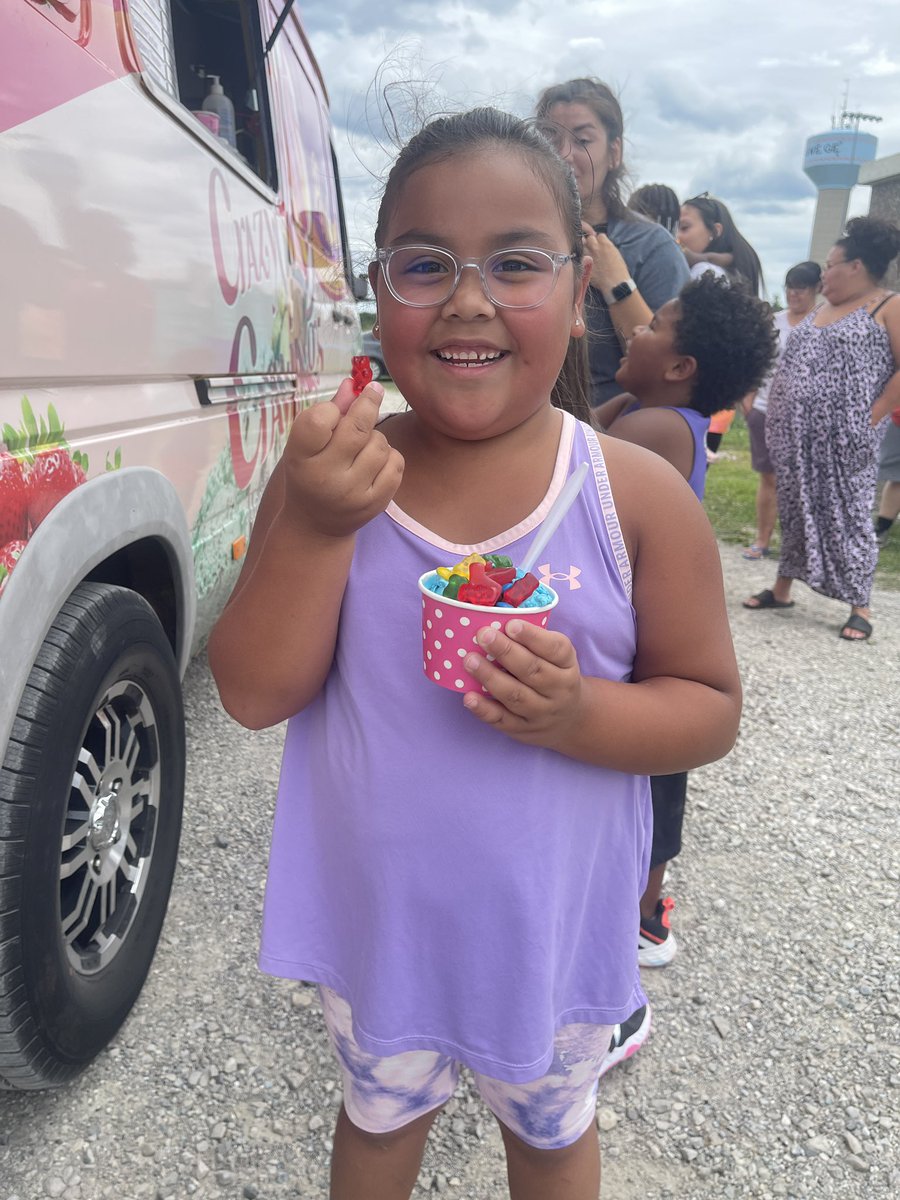 rootsrugby's tweet photo. Iroquois Rugby Minis ended their last day with a HUGE surprise! These hard-working little ruggers were so happy when the ice cream truck pulled up to our field! Great season Minis! See you in the spring! 🧡🏆🍦🍭 #wearerootsrugby #indigenousrugby https://t.co/wYVMPthpAd
