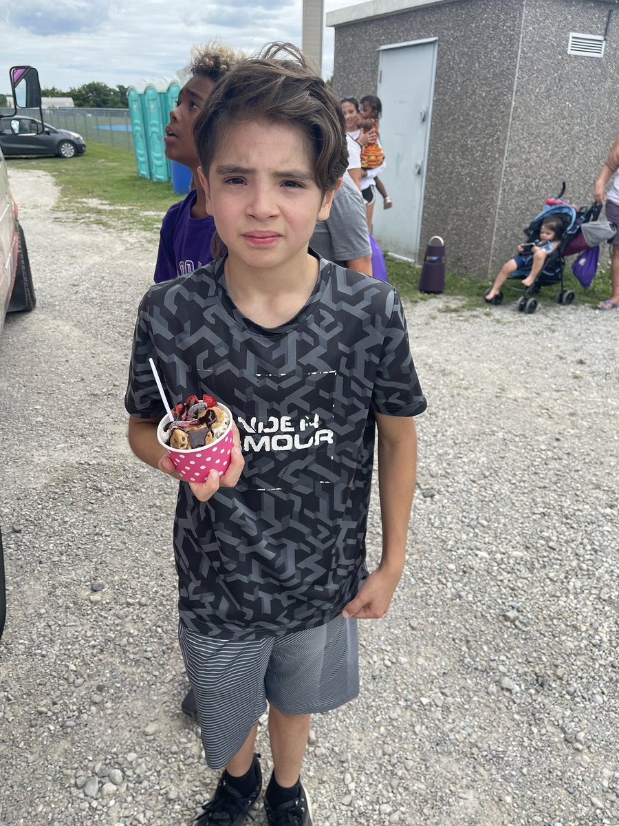 rootsrugby's tweet photo. Iroquois Rugby Minis ended their last day with a HUGE surprise! These hard-working little ruggers were so happy when the ice cream truck pulled up to our field! Great season Minis! See you in the spring! 🧡🏆🍦🍭 #wearerootsrugby #indigenousrugby https://t.co/wYVMPthpAd