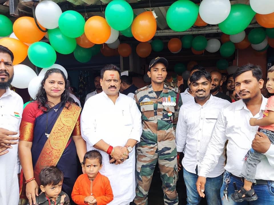 Sandeep97010265's tweet photo. महाराष्ट्र नवनिर्माण सेना मिरा भाईंदर शहर

भारताचा ७५ वा #अमृतमहोत्सवी #स्वतंत्र दिवस मिरा भाईंदर शहरात विवध ठिकाणी मोठ्या उत्साहात साजरा करण्यात आला या निमित्त आपली उपस्थिती लावली आणि सर्व देश वाशियाना स्वतंत्र दिनाच्या शुभेछा दिल्या. https://t.co/YAxRPz8Qwv