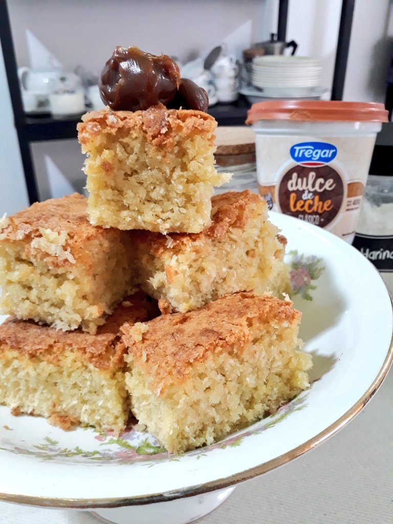 Silnari's tweet photo. La receta que te traigo hoy es ideal para amantes del coco, BLONDIES DE COCO.

Crocantes por fuera y súper húmedos, si le sumás el topping de dulce de leche @TregarOk te volvés loco!

RT si te gusta la receta. https://t.co/rq4hwmNTBW