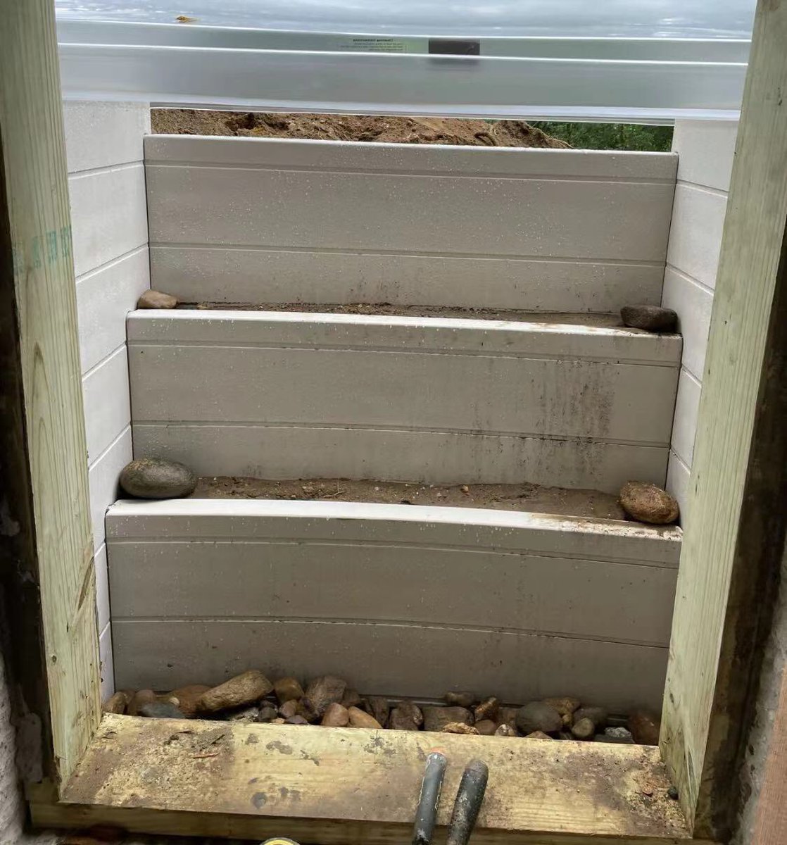 panqi92597447's tweet photo. A new client requested an escape window in the basement, similar to a planter. When finished, it looks perfect.#LosAngeles #Manhattan #Philadelphia #Washington #Boston #Toronto #Chicago #newyork #architecturaldesign #waterandelectricityinstallation #interiordecoration https://t.co/1JMike2DPN