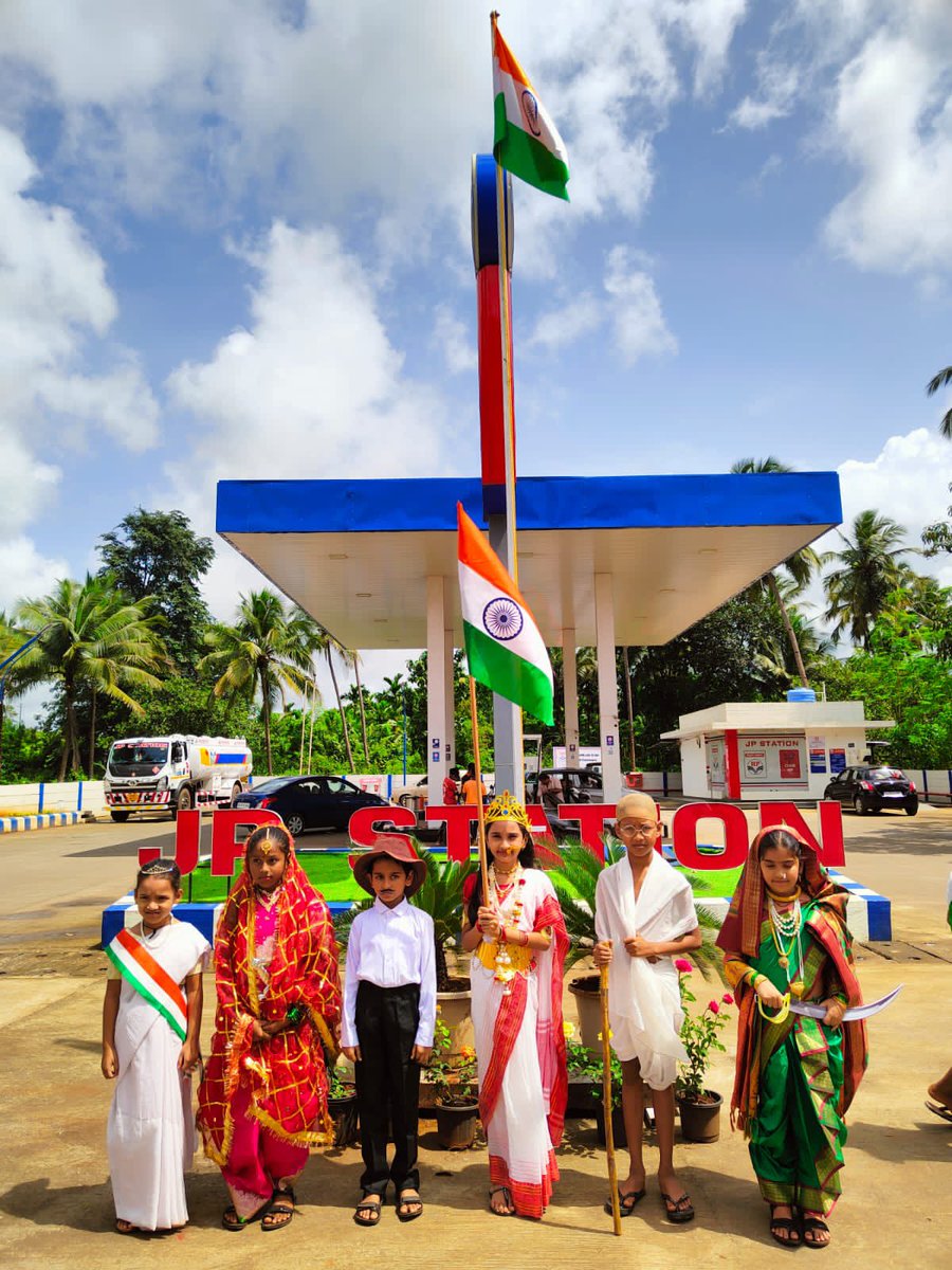 HpclVascoRO's tweet photo. 75th Independence Day was celebrated with full enthusiasm across the retail outlets of Vasco Region with various stack holders. @jindalhpc @srinihp1970 @Rg03Goel @hpcl_retail @HPCL #HarGharTiranga #IndependenceDay2022 https://t.co/TTuD2qzWx6