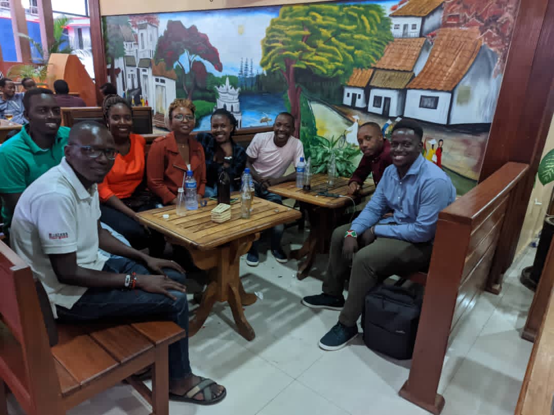 DwimaEdwin's tweet photo. Reka mfate akanya nshimire @DalillaNimpaga1 @HTistou @debs_iteka @innovationpasca @KinjaAxel @irarlette_PT @alaindikumana6 kubwuyu musi nukuri naryohewe gusubira kubabona, kandi ko ntatamvye nirorera🤩🥳🥳🥳🥳 @lasainte15 nakubuz 😔
#abatwip
#Auracafe https://t.co/OEhh6etz8J