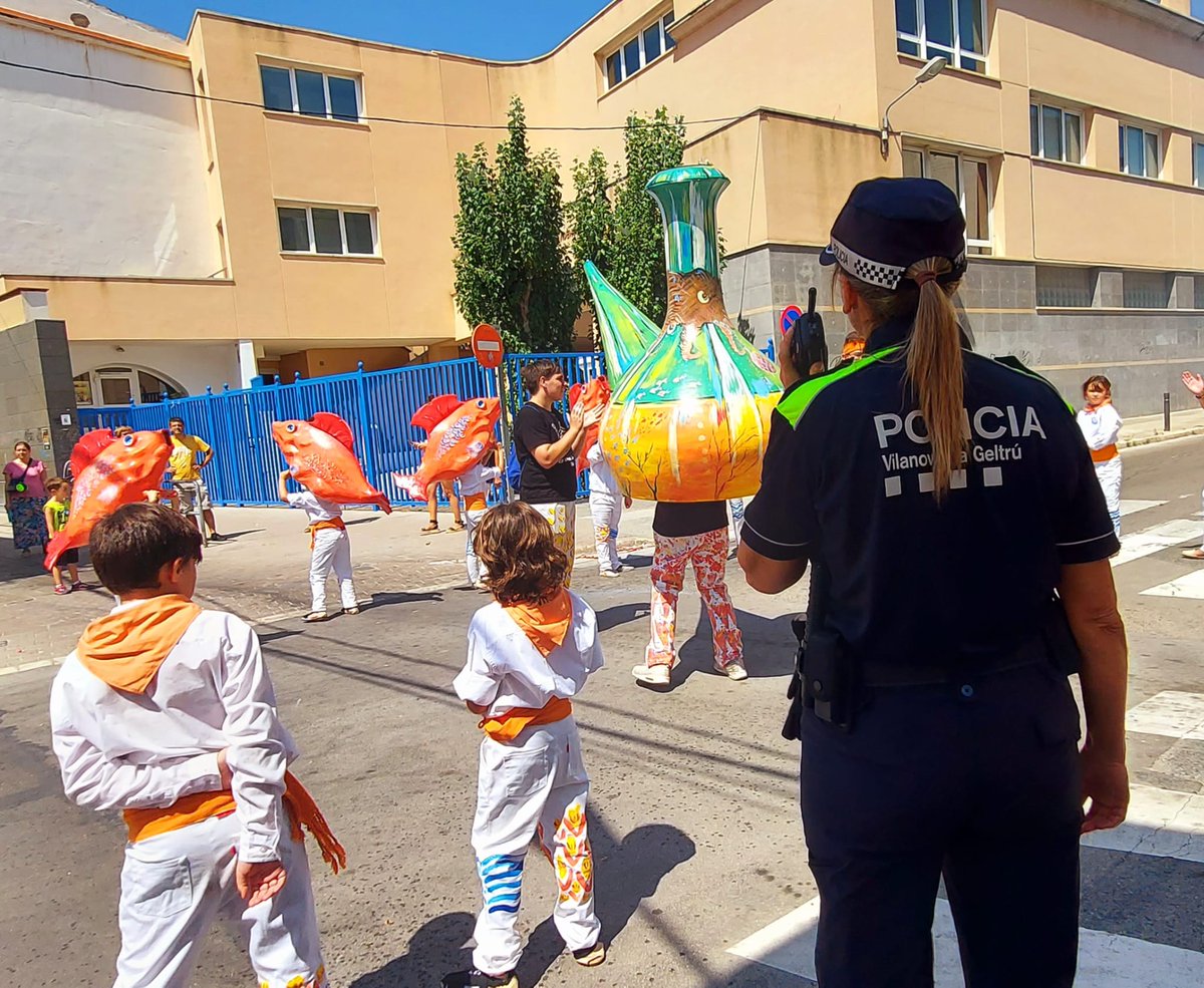 PLVNG's tweet photo. 👮♀️👮♂️Col·laborem en el #Cercavila de l'Espígol de la Geltrú. Ho fem proveïts dels dispositius portàtils d'extinció d'incendis EXO-2 🔥 #gaudiulafesta #milloraconstant https://t.co/pNWSi46hW8