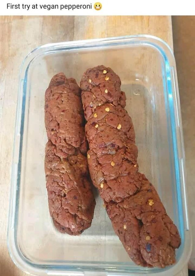 sandruisseau's tweet photo. Ce soir, je mange des saucisses vegans ! À base de plantes et pleines de nutriments, elles facilitent le transit intestinal. Les mangeur·se·s de viande ne savent pas ce qu'iels manquent. https://t.co/y3tOp3lArF
