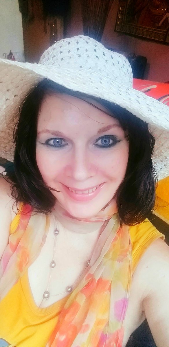 Bono66020372's tweet photo. #Cosyfilter I just took this #selfie & it's do much #easier #taking your #ownphotographs because I used to #carry a #heavybag of #outfits #highheels #lingerie #makeup #hairbrushes & #Accessories , & I used to hop on #trains up & down the #country to get to various #modellingjobs https://t.co/veZxntVH66
