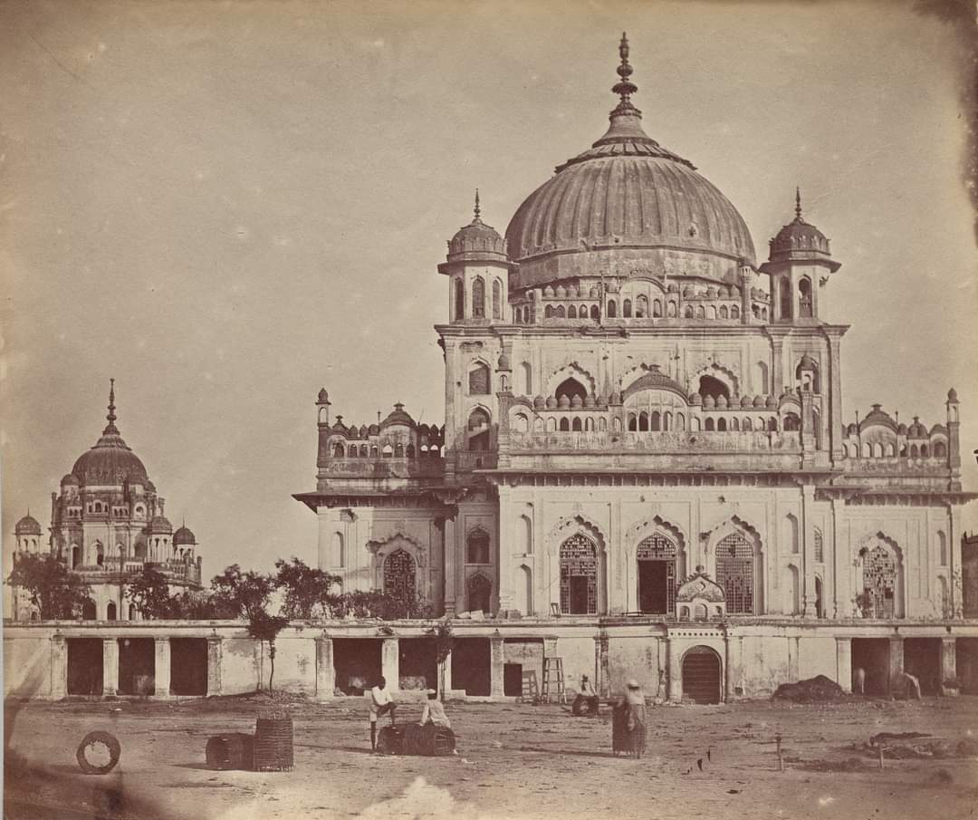 Dr_TheHistories's tweet image. In Lucknow, India, is the tomb (foreground) and mosque of Saadat Ali Khan II, Nawab of Awadh, a Persian lineage responsible for introducing Shi’a Islam to the region. 

Photo by Felice Beato (1832-1909).