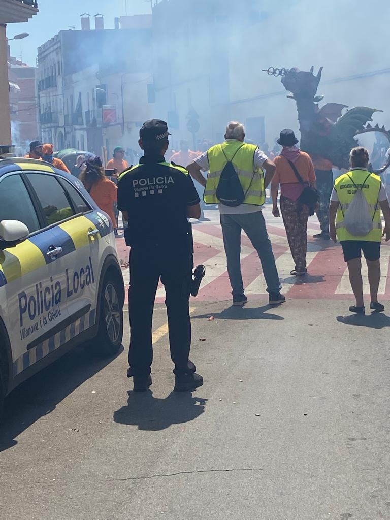 PLVNG's tweet photo. 👮♀️👮♂️Col·laborem en el #Cercavila de l'Espígol de la Geltrú. Ho fem proveïts dels dispositius portàtils d'extinció d'incendis EXO-2 🔥 #gaudiulafesta #milloraconstant https://t.co/pNWSi46hW8