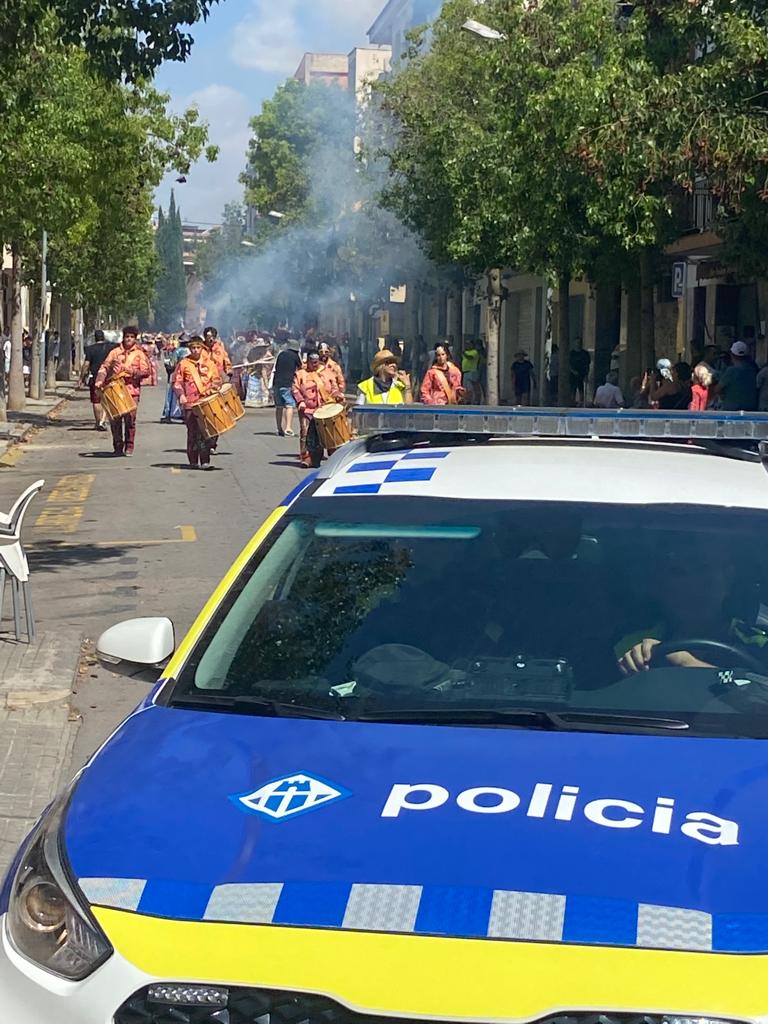 PLVNG's tweet photo. 👮♀️👮♂️Col·laborem en el #Cercavila de l'Espígol de la Geltrú. Ho fem proveïts dels dispositius portàtils d'extinció d'incendis EXO-2 🔥 #gaudiulafesta #milloraconstant https://t.co/pNWSi46hW8