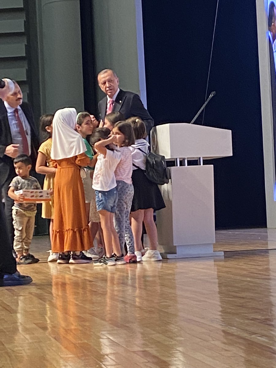 pirilozcelik1's tweet photo. Nasıl seviyoruz? İşte böyle seviyoruz 😍 @RTErdogan https://t.co/4ABSUZGJ0s