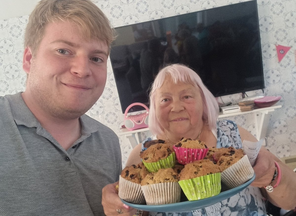 Was great to spend an afternoon last week with the lovely ladies at Edward May Court for their <a href="/BreastCancerNow/">Breast Cancer Now</a> coffee afternoon which raised over £600! I ate plenty of amazing cakes made by the even more amazing Rita who organised it.
@KinsonTories <a href="/LaurenceFear/">Laurence Fear</a> <a href="/CllrDuaneFarr/">Cllr Duane Farr</a>