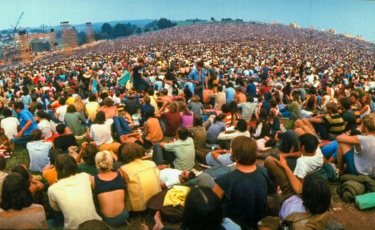 ImagenRetro's tweet photo. Un día como hoy pero de 1969, se llevaba a cabo el primer Festival de Woodstock, el cual pasó a la historia como posiblemente el festival más icónico de todos los tiempos.

Tres días de paz y música. ☮️🎸🎶 https://t.co/nCYrGaMvxC