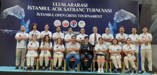 14 Ağustos 2022 Pazar günü düzenlenen 
2022 Uluslararası İstanbul Açık Yıldırım #Satranç Turnuvası Başhakemi NA Furkan Burkay Gürel, turnuva gözlemcisi IA Fuat Ergür, turnuva koordinatörü Mehmet Öney ve turnuvada görev yapan hakemlerimiz..
istanbulopen.tsf.org.tr