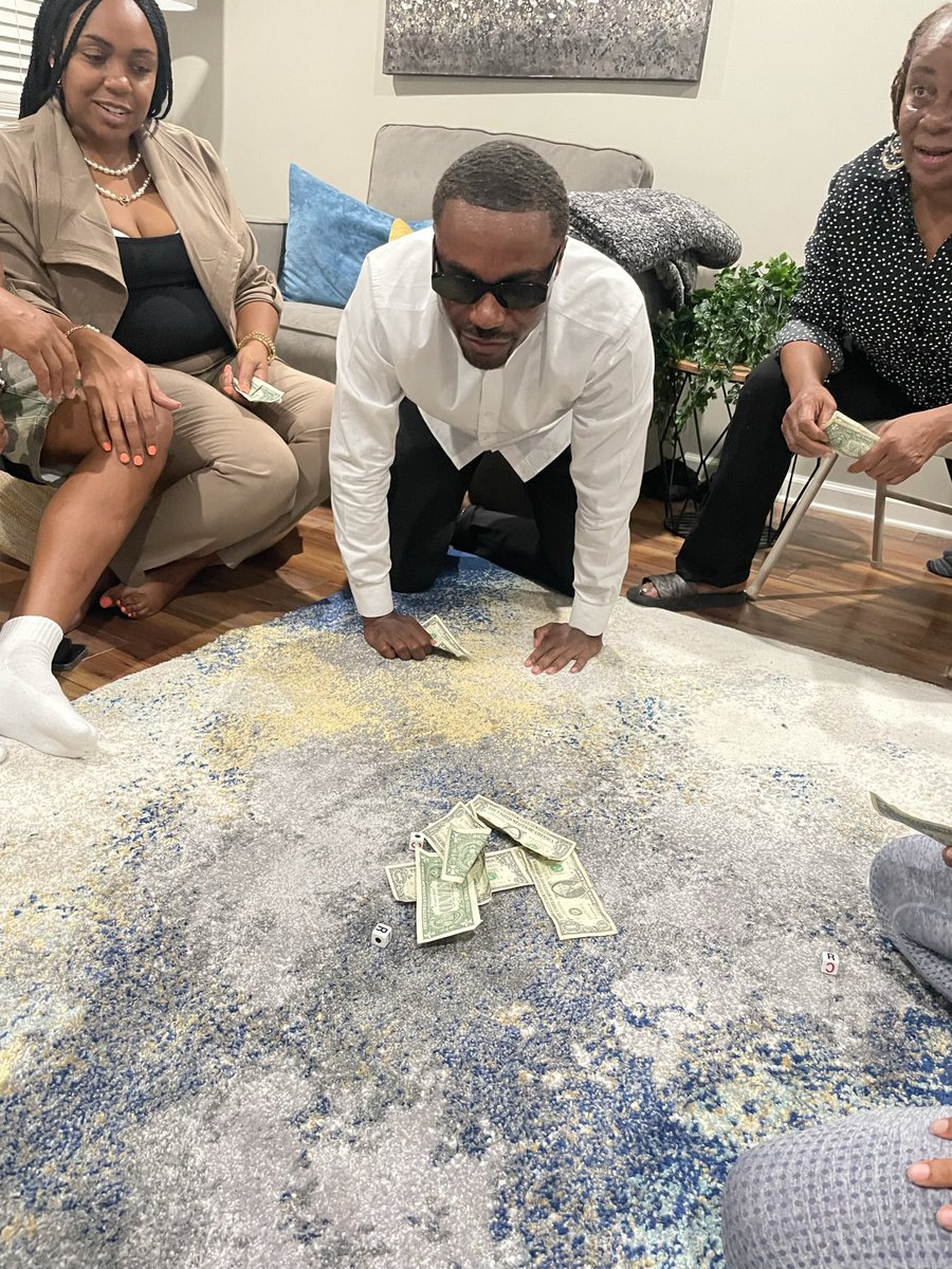 YB_2's tweet photo. Get Money. #LeftRightCenter https://t.co/WREuMoQmuK