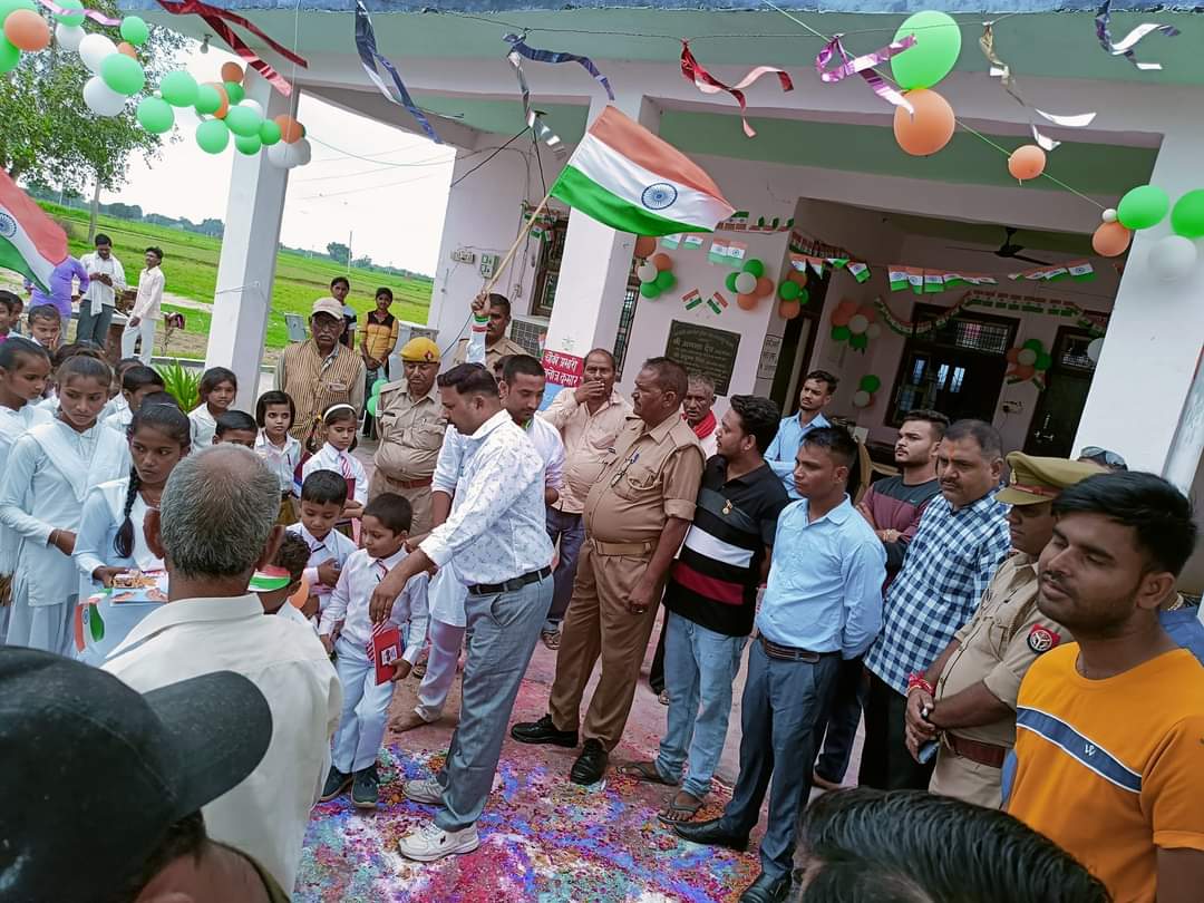 महाराजपुर थाना क्षेत्र की सुनहैला चौकी में आज़ादी के अमृत महोत्सव और स्वतंत्रता दिवस की 75वीं वर्षगाँठ को बड़ी धूमधाम से मनाया। मनोज कुमार चौकी प्रभारी ने स्कूली बच्चों को पेंसिल, रबर, पुस्तकें इत्यादि सामग्री वितरित की। 
<a href="/KanpurOuterpol/">Kanpur Outer Police</a> 
<a href="/igrangekanpur/">DIG RANGE KANPUR</a> 
<a href="/adgzonekanpur/">ADG ZONE KANPUR</a>