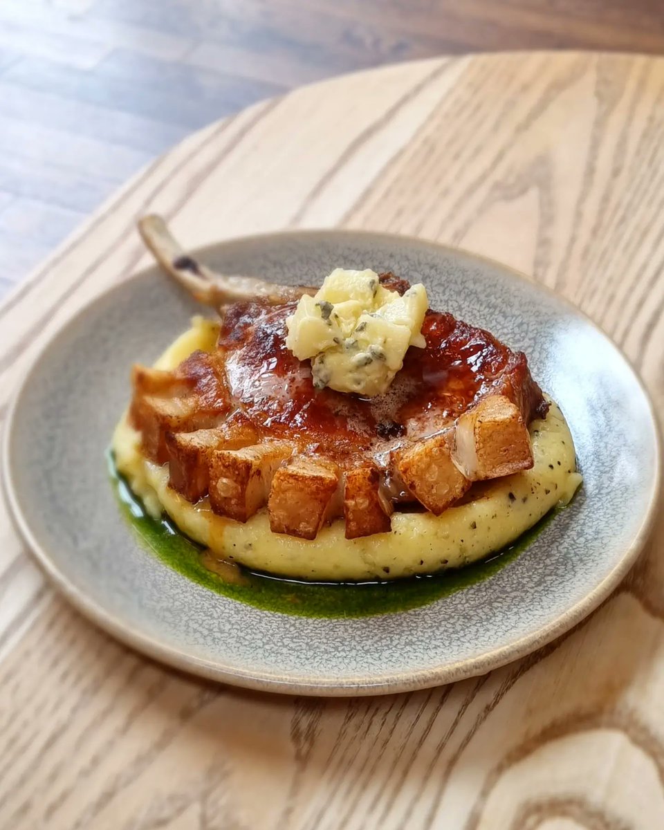 1/4 Sometimes you don't want your mind blown or your palate 'educated'. Sometimes you just want a menu of well-delivered and tasty food you can unashamedly wolf down, or linger over all afternoom with a group of convivial friends. Ideally you'd want to pick dishes from a crowd-