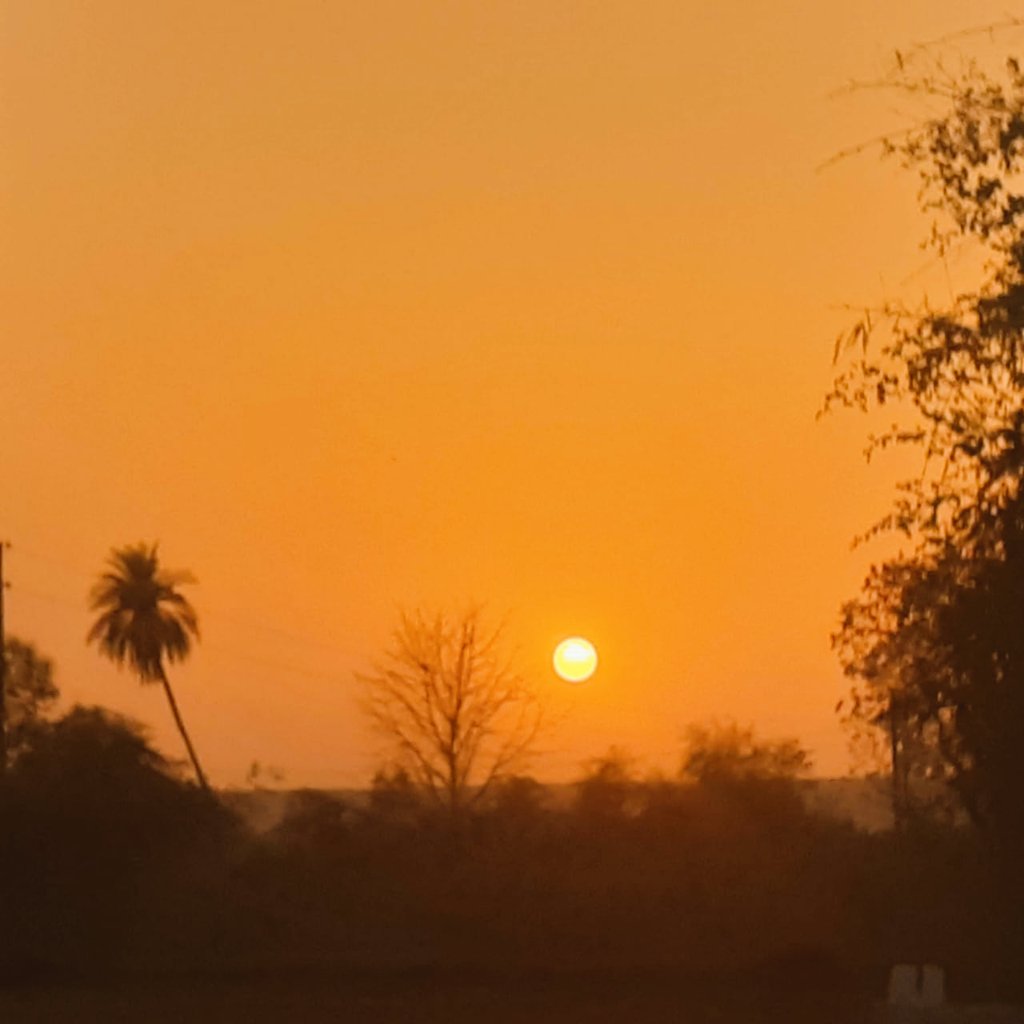 SIDDHRAJSINHGS's tweet photo. बाहर कि दुनिया कि कमियां मत ढूंढो,भितर कि शक्तियों को पेहचानो,अंतः सूकून उसमें ही पाऔंगे! https://t.co/Xv6xPuqDZi