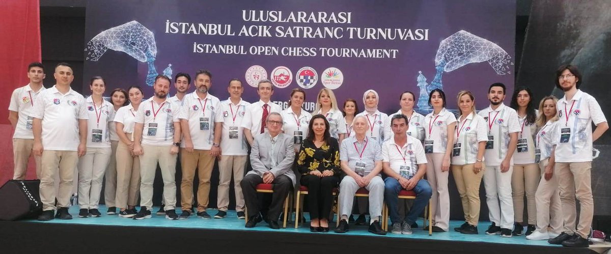 8-14 Ağustos 2022 tarihlerinde düzenlenen 
2022 Uluslararası İstanbul Açık #Satranç Turnuvası`nda <a href="/TurkishChess/">Türkiye Satranç Federasyonu</a> Başkanı <a href="/GlkzTulay/">Gülkız TULAY</a>, Turnuva   Başhakemi IA Fuat Ergür, turnuva gözlemcisi IA İsmet Arvit ve turnuvada görev yapan hakemlerimiz..
istanbulopen.tsf.org.tr