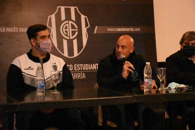CRISTIAN COLLI: “LA DECISIÓN DE ESTUDIANTES DE OLAVARRIA DE NO JUGAR ME GENERA SENSACIONES DE TRISTEZA”
⏺El DT Colli pasó por los micrófonos de 24 Segundos y contó todas sus sensaciones con respecto a su último paso por <a href="/CAEOlavarria/">CAE Olavarría</a> y lo que espera para el futuro.
