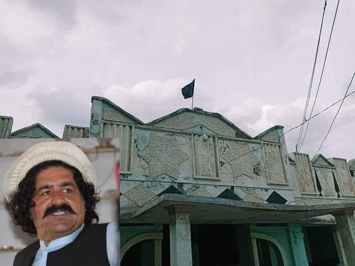 NaeemPtm's tweet photo. له دوؤ کالو راهیسې د پنجابی استعمار جابر ریاست پهٔ زندان کې قید ، بندی او زخمی علی وزیر پهٔ کور هم نن تور بیرغونه لګیدلي دي ، دا پهٔ داسې حال کې ، چې نن پهٔ ټول پاکستان کې د ازادۍ ورځ پهٔ لوئ جشن لمانځله کیږی
#utmanzaiSitIn
#blackdaywaziristan https://t.co/XGsMNdPUio