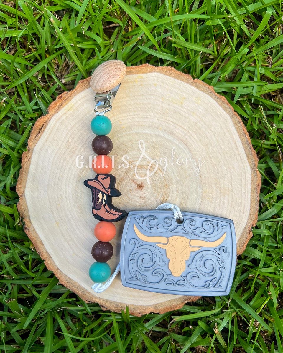 grits_and_glory's tweet image. giddy up cowpoke 🤍

‼️ READY TO SHIP ‼️
Paci Clip is $16
Teether is $8
Duo is $22
(Plus US shipping)

#siliconeteether #musthaves #essentials #western #westernbaby #smallbusiness #fyp #trending
