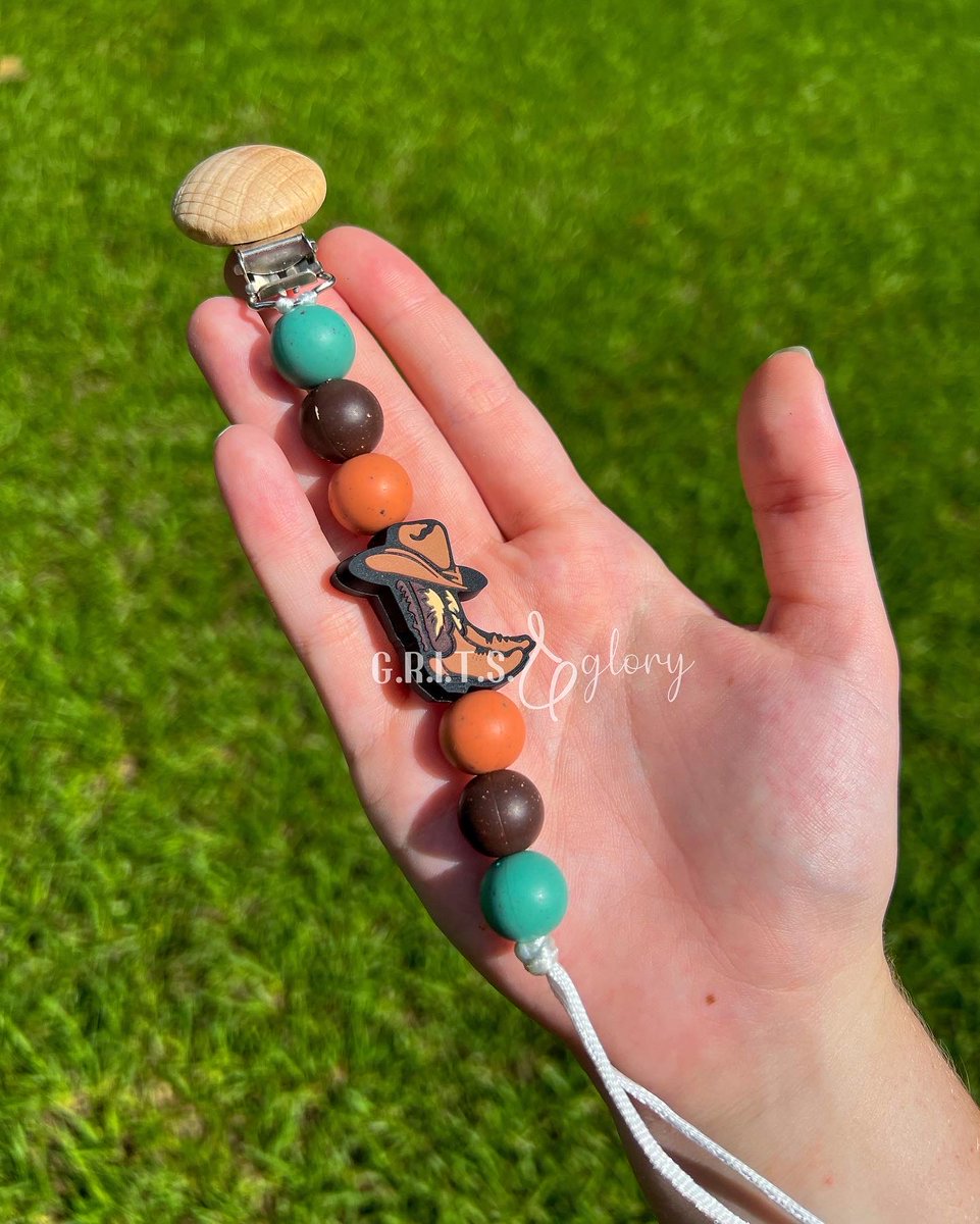 grits_and_glory's tweet image. giddy up cowpoke 🤍

‼️ READY TO SHIP ‼️
Paci Clip is $16
Teether is $8
Duo is $22
(Plus US shipping)

#siliconeteether #musthaves #essentials #western #westernbaby #smallbusiness #fyp #trending