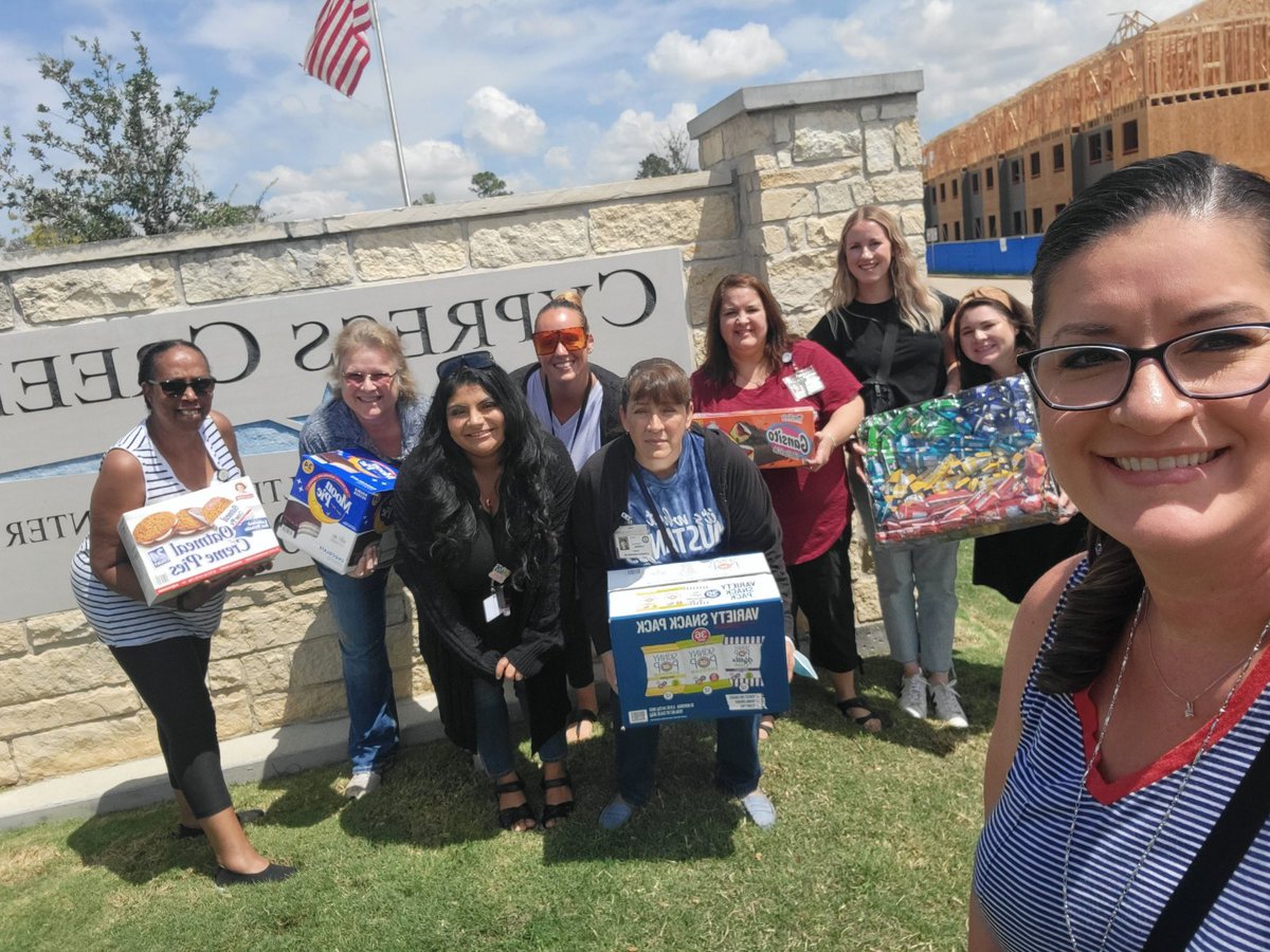 SLCwithmsP's tweet photo. Random act of kindness day! The PK team brought treats to the local nursing home. It’s what mustangs do! #MustangsLEAD #MillsapServes #CFISDSpirit @cyfairMillsap @CyFairISD https://t.co/nTqfoCyidt
