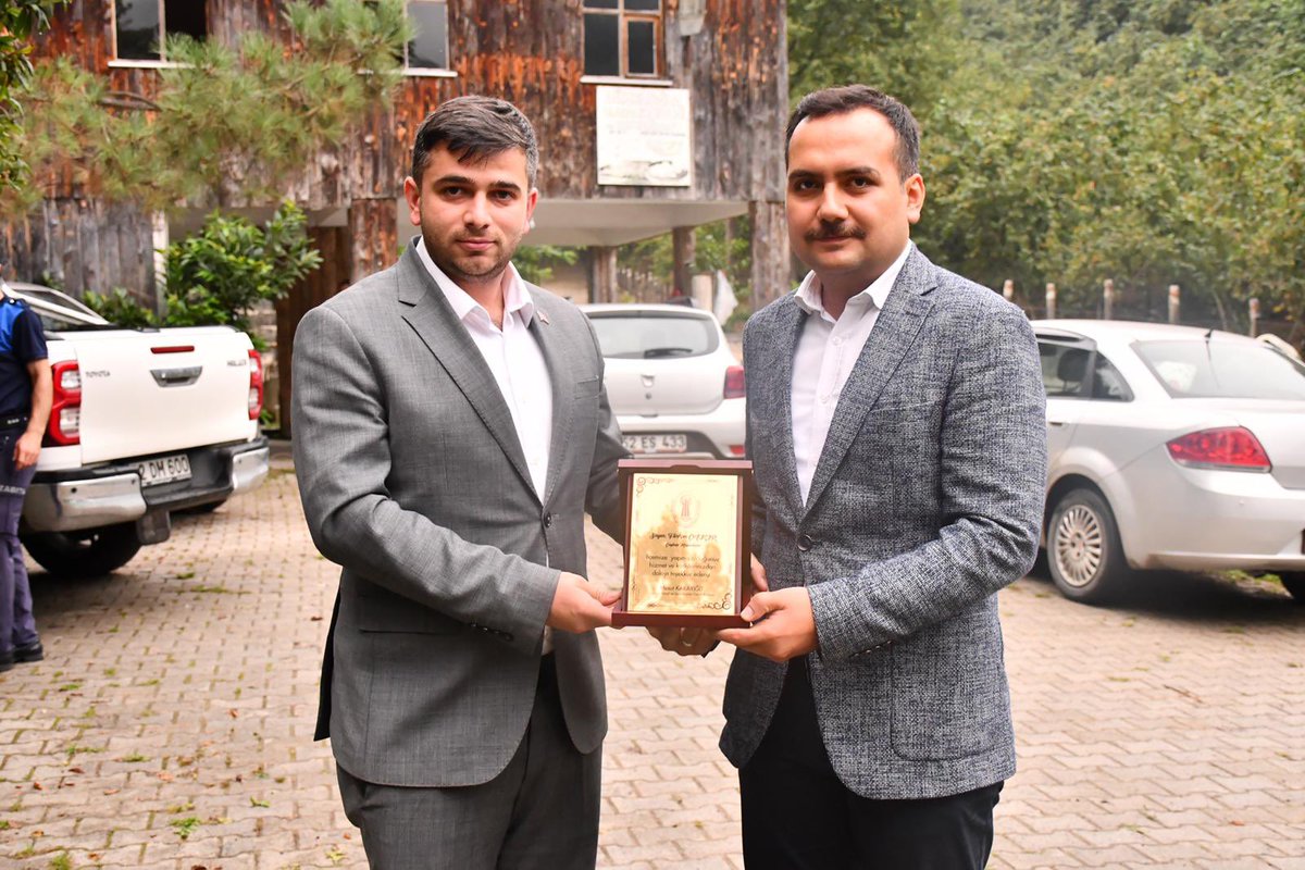 c_caybas's tweet photo. Programda Belediye Başkanı Sayın Hüseyin Semiz, Muhtarlar Derneği Başkanı Mustafa Akbaş, Esnaf ve Sanatkarlar Odası Başkanı Mesut Karayiğit ve Kaymakamlık Yazı İşleri Müdürü Ömer Kapıcı Kaymakamımıza plaket ve hediye sundular. https://t.co/zwrK8V0wMN