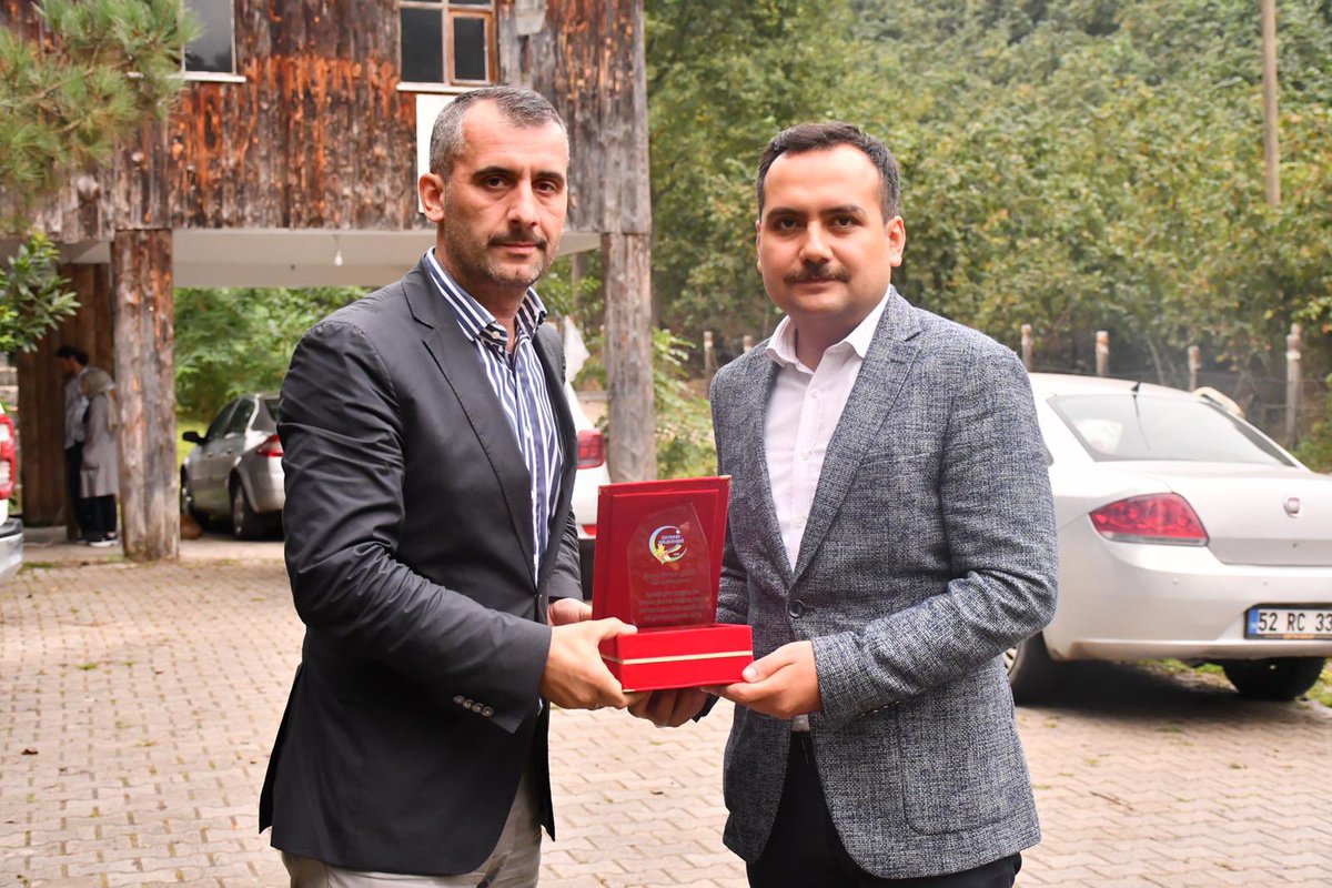 c_caybas's tweet photo. Programda Belediye Başkanı Sayın Hüseyin Semiz, Muhtarlar Derneği Başkanı Mustafa Akbaş, Esnaf ve Sanatkarlar Odası Başkanı Mesut Karayiğit ve Kaymakamlık Yazı İşleri Müdürü Ömer Kapıcı Kaymakamımıza plaket ve hediye sundular. https://t.co/zwrK8V0wMN