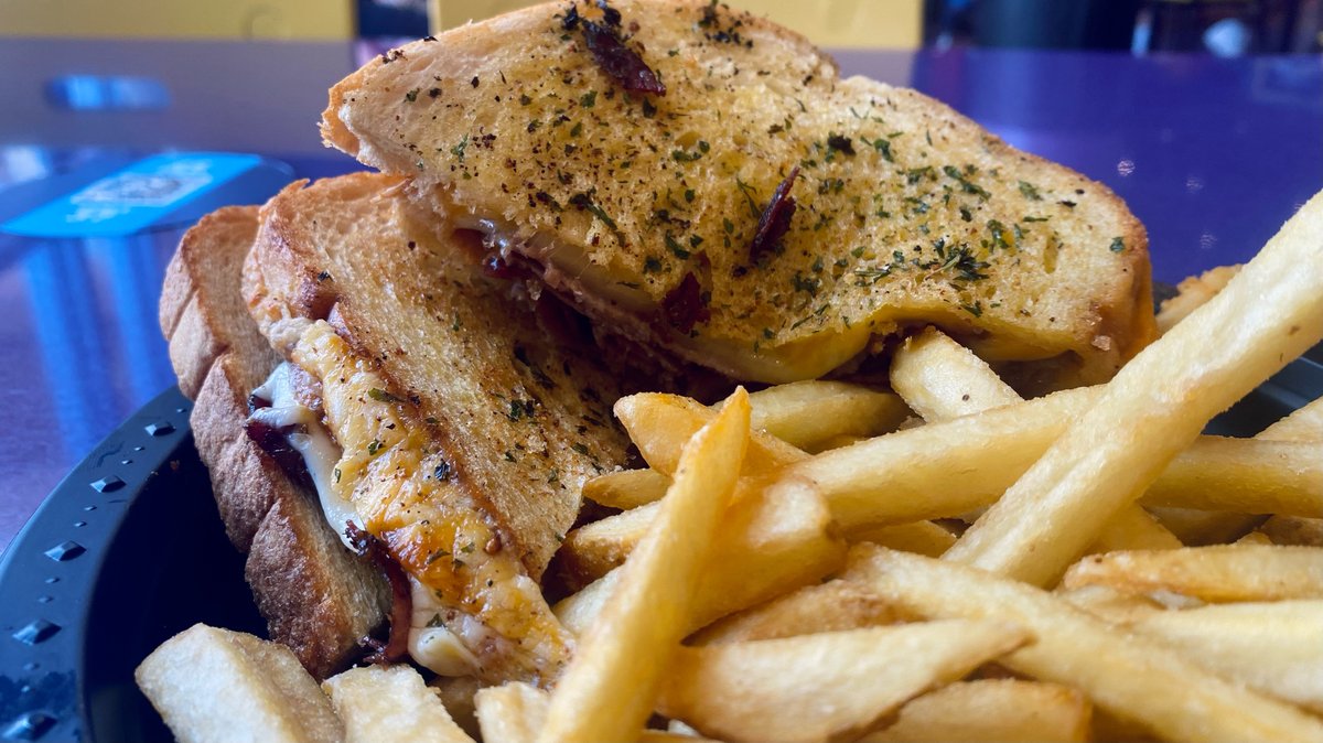 TTasteTravels's tweet image. Brisket Grilled Cheese
Texas toast stuffed with Shaved brisket, provolone and cheddar cheese, Hickory barbecue, French fries.
*
*
*
*
#uoapdays #themeparkfood #ufbeats #universal #universalstudios #universalorlando