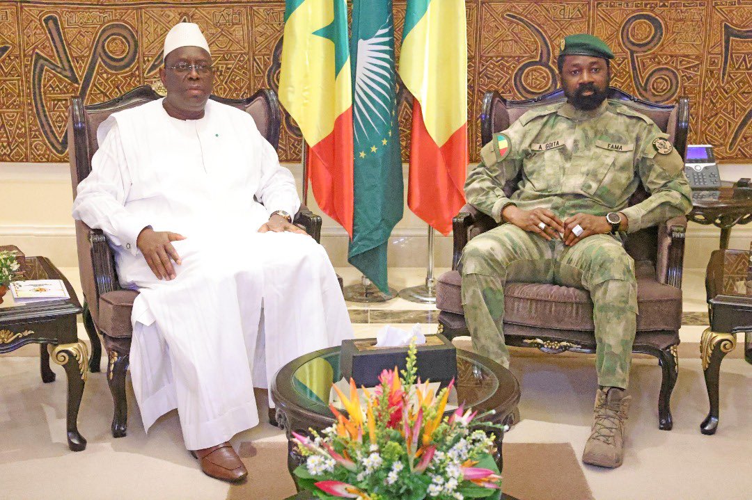 PresidenceMali's tweet photo. Après quelques heures d’échanges avec son homologue malien, SE le Col  @GoitaAssimi, ce lundi, SEM @Macky_Sall a quitté le Mali, dans l’après-midi, satisfait, non seulement de l’hospitalité qui lui a été réservée, mais aussi de la franchise des échanges. https://t.co/Hg4RBTDezs