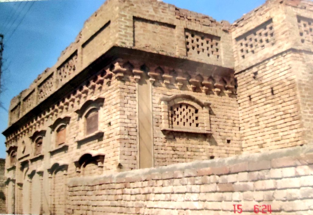 sultansinghblr's tweet photo. Photos of my Grandmother's ancestral house in village Jethpur, dist Montgomery (now #Sahiwal).2008 pics when my Uncle visited the place.The havelli was called Thanedaran di Havelli. Built by her grandfather, Sardar Badan Singh. I hope it's still the same.
#Partition1947 #Partiton https://t.co/rmzKamrtef