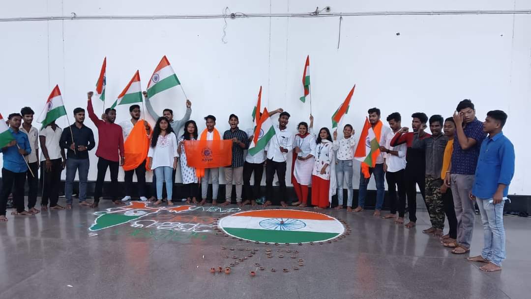 ABVPCuttack's tweet photo. ABVP karyakarta of Ravenshaw University celebrated azadi ka amrit mahotsav on the eve of 76th Independence Day. 
#IndiaAt75 https://t.co/gPQU8w80eQ