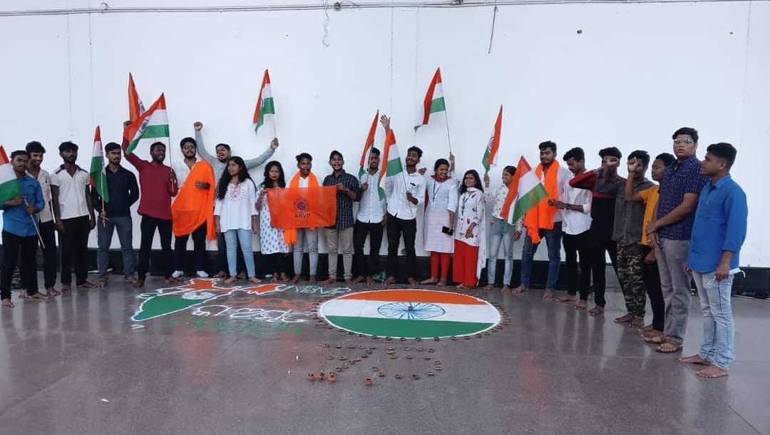 ABVPCuttack's tweet photo. ABVP karyakarta of Ravenshaw University celebrated azadi ka amrit mahotsav on the eve of 76th Independence Day. 
#IndiaAt75 https://t.co/gPQU8w80eQ