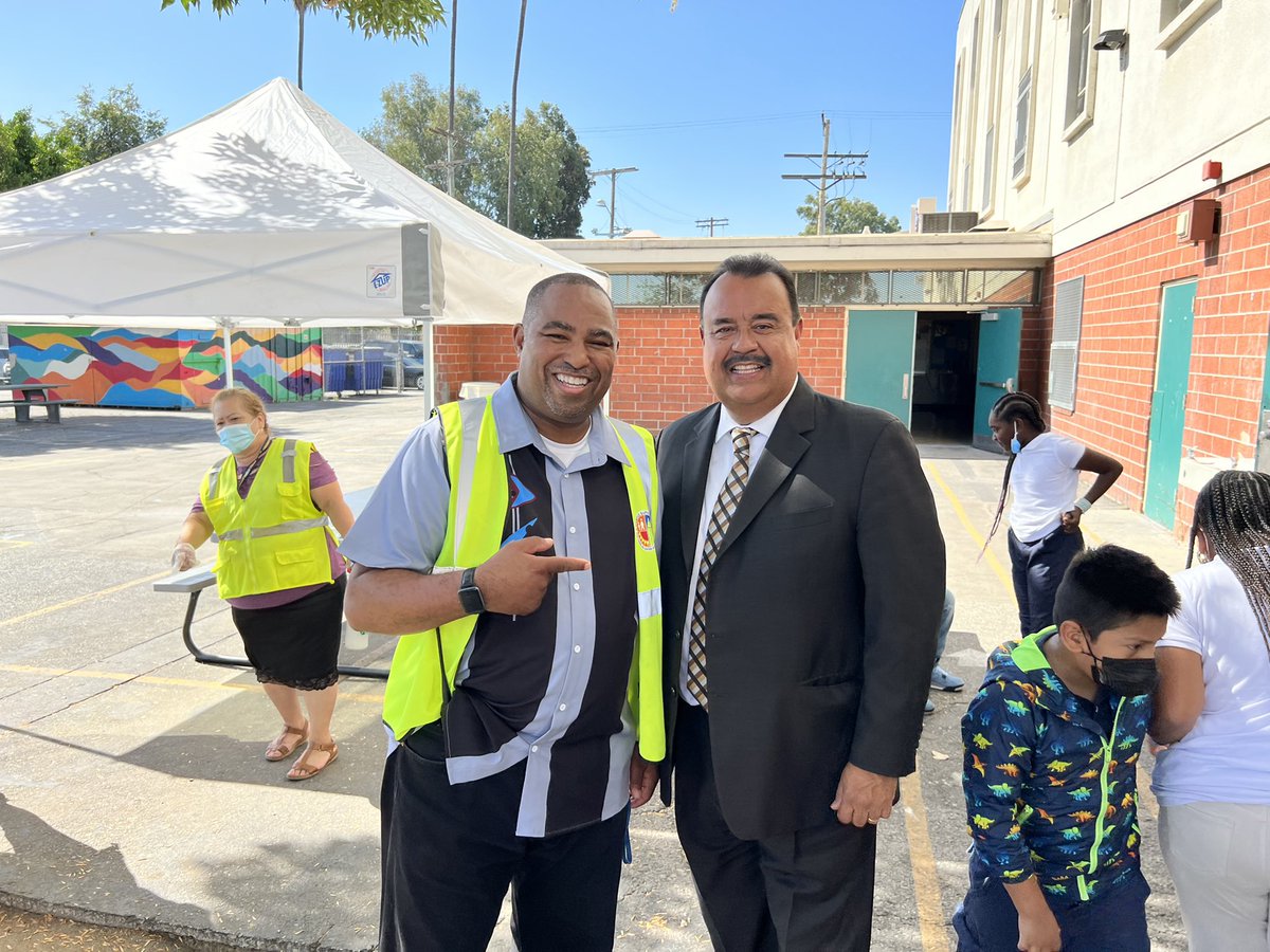 LASchoolsEast's tweet photo. First Day of School visit at #HolmesAvenueSchool with Principal Rene Baez and the school community. Wishing students, families, staff, and our school communities a safe, productive and successful school year. #WelcomeBackToSchool #IBelieveInLAUSD #CommittedToStudentSuccess https://t.co/UuEL5qgZdO