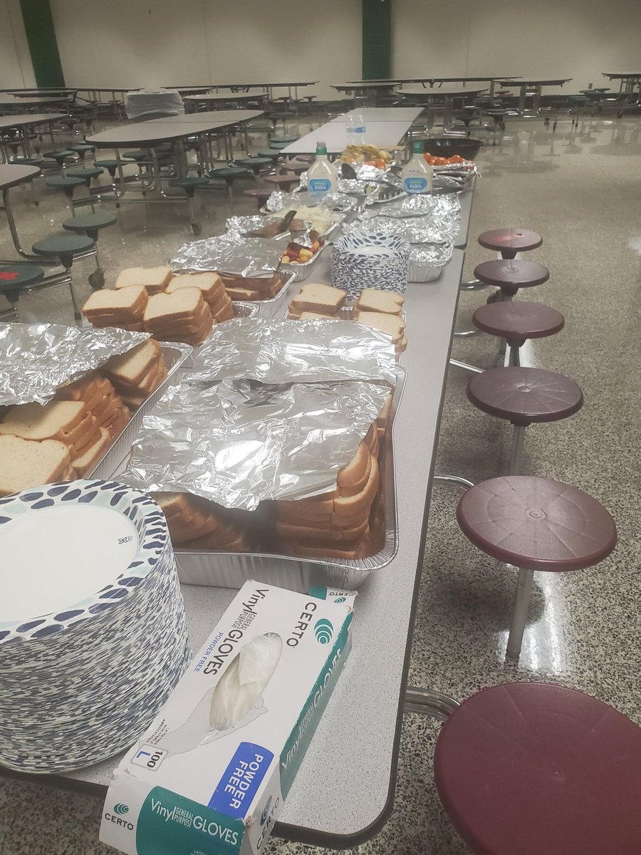 BethSorgini's tweet photo. Football team lunch. Sandwich assembly line. #methactonwarriors #trustrole https://t.co/1h1zvH99Tz