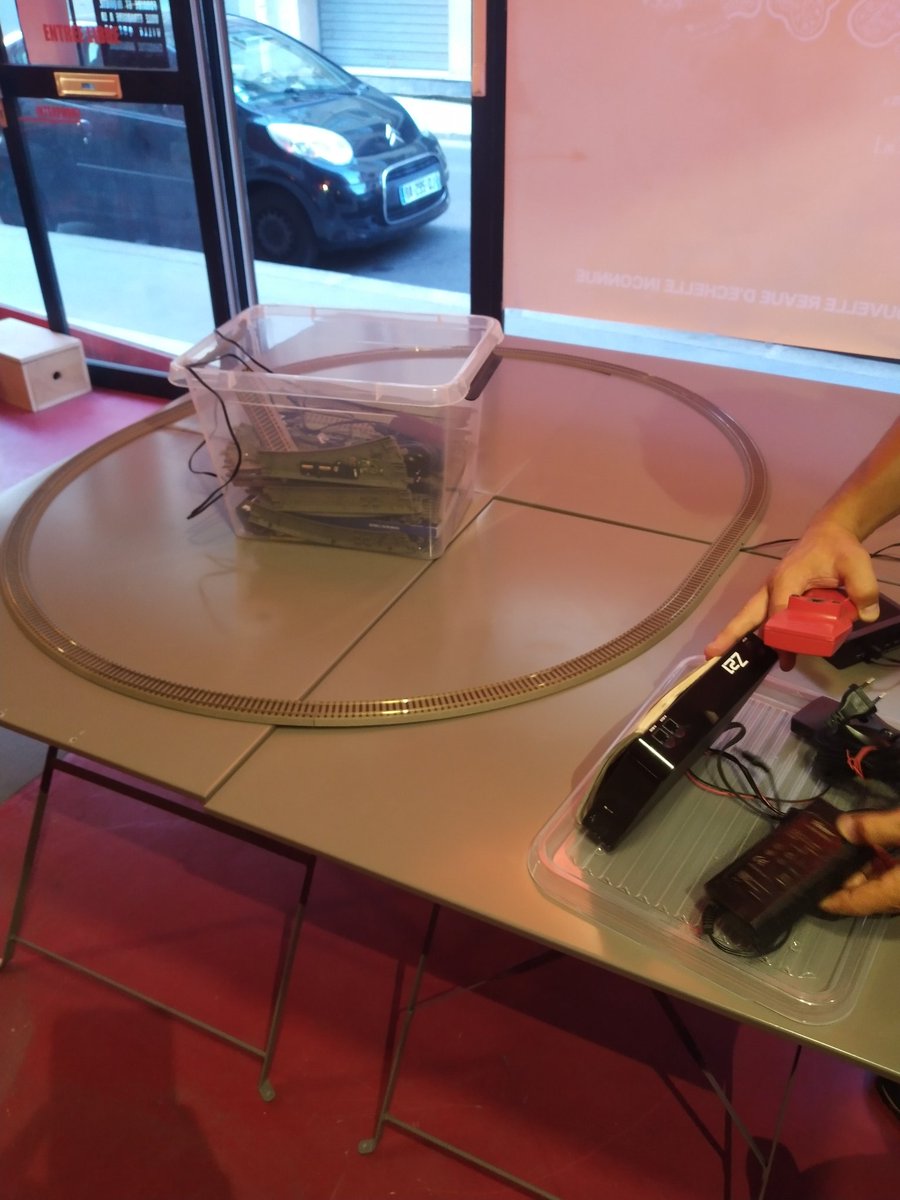 ventresMous's tweet photo. Soirée bientôt quadras au hackerspace. https://t.co/CwRMqbHGkH